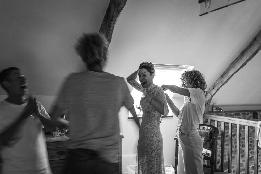 Photographe mariage Bretagne préparatifs mariée témoins
