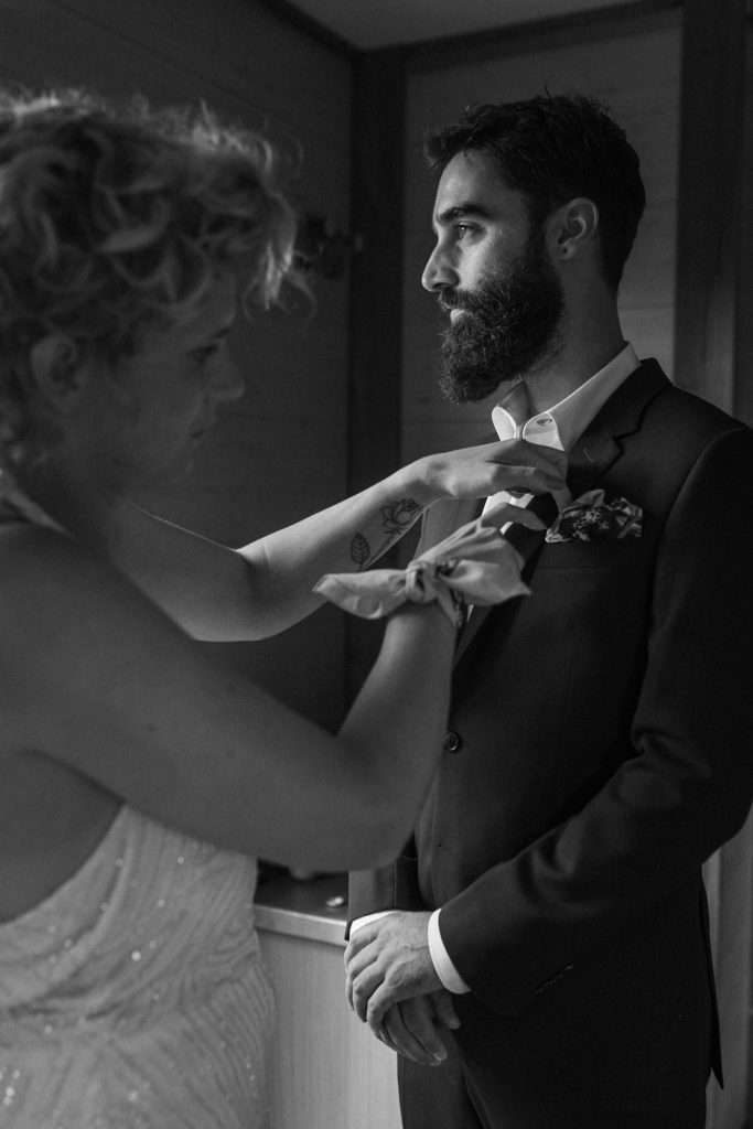 Photographe mariage Bretagne accessoires marié